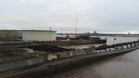 Drohne-Steigende-Aussicht-Tranmere-Oil-Terminal-Birkenhead-Petrochemischer-Hafen-Verteilungshafen-An-Der-Küste