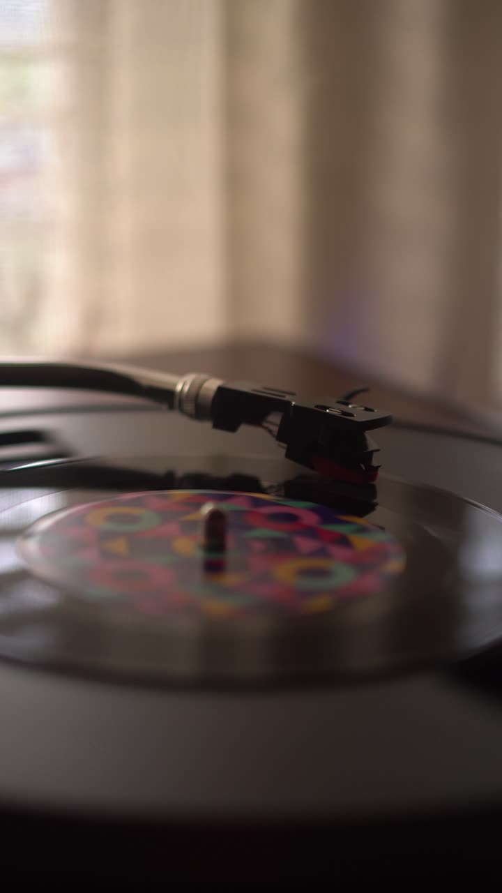 Vista verticale di un disco in vinile da 45 giri che gira su un giradischi vintage