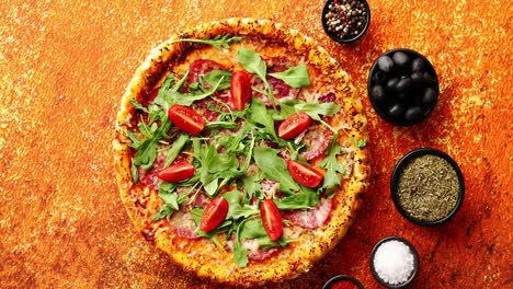 Sabrosa-Pizza-Sobre-Un-Fondo-Oxidado-Con-Especias-Hierbas-Y-Verduras