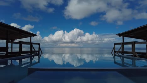 Timelapse-De-Nubes-Que-Se-Forman-Y-Reflejan-En-Una-Piscina-De-Borde-Infinito-En-Un-Lugar-Tropical