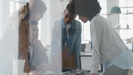 Equipo-Diverso-De-Gente-De-Negocios-Reuniéndose-Para-Intercambiar-Ideas-Para-El-Desarrollo-De-Planificación-De-Proyectos-De-Inicio-En-La-Oficina