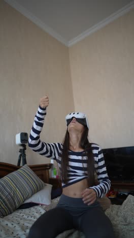 adolescente experimentando la realidad virtual en el dormitorio