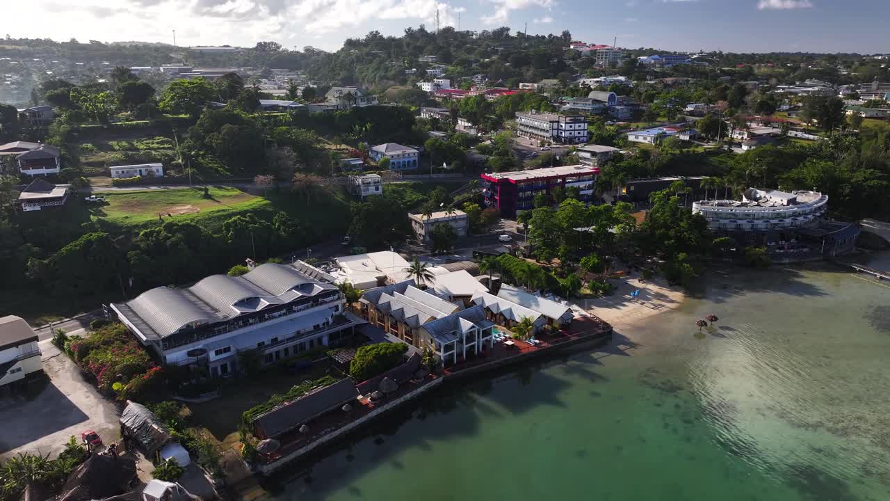 바누아투 의 포트 빌라 의 해변 에 있는 호텔 건물 들 위 에서 찍은 사진
