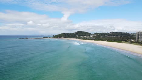 Drohnenflug-Von-Palm-Beach-Nach-Lilson-Beach-In-Der-Nähe-Von-Currumbin-Point-In-Queensland,-Australien