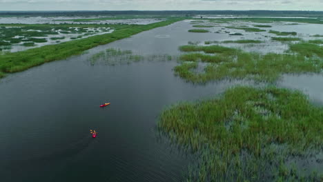 Gente-Haciendo-Kayak-En-Páramos-Interminables,-Vista-Aérea-De-Drones