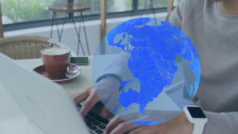 animación del globo sobre un hombre biracial usando una computadora portátil.