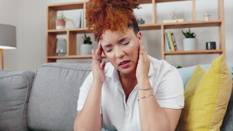 mujer, dolor de cabeza y dolor de salud mental en el hogar