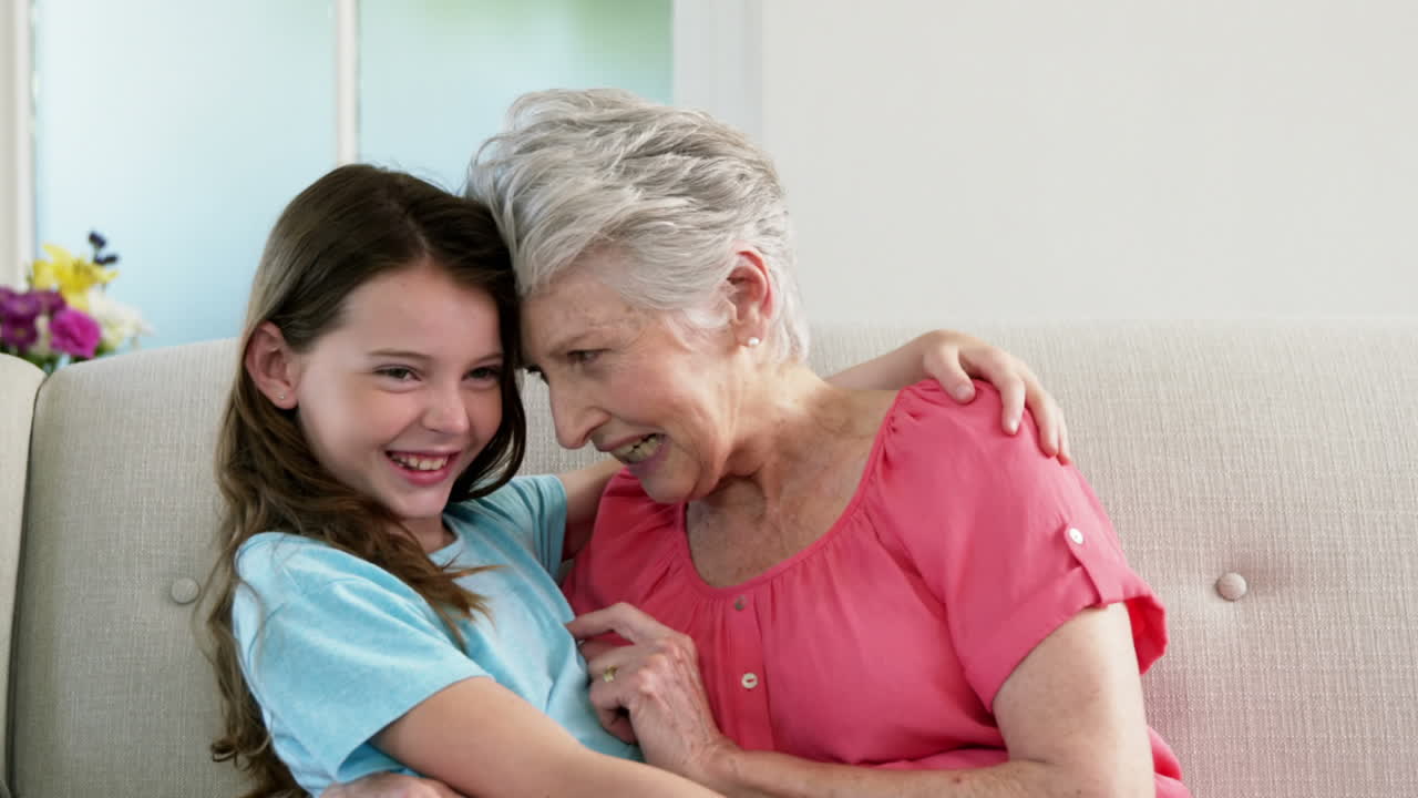 한 소녀 와 그 의 할머니 가 재미 를 느끼고 있다