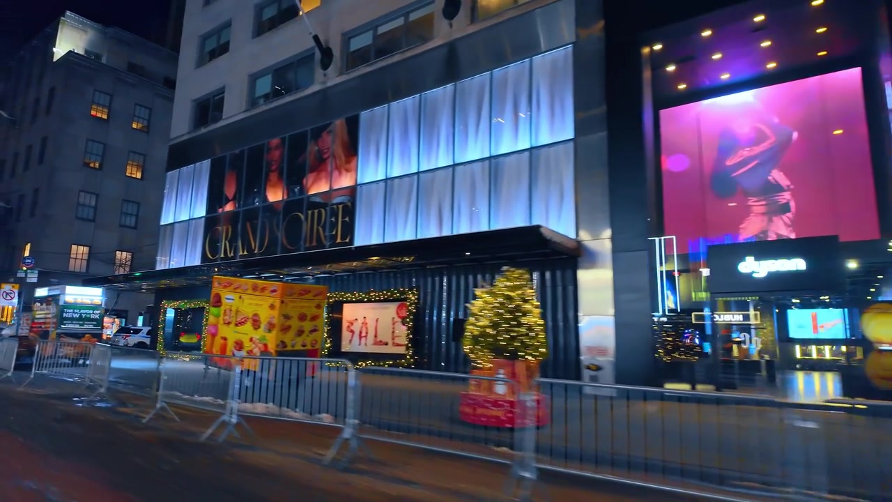 New York, USA, 20 dicembre 2025: Vetrina con allestimento Grand Soiree e food truck a New York City