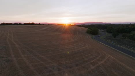 Puesta-De-Sol-Sobre-Una-Carretera-Rural-Francesa-Cerca-De-Los-Campos-De-Lavanda