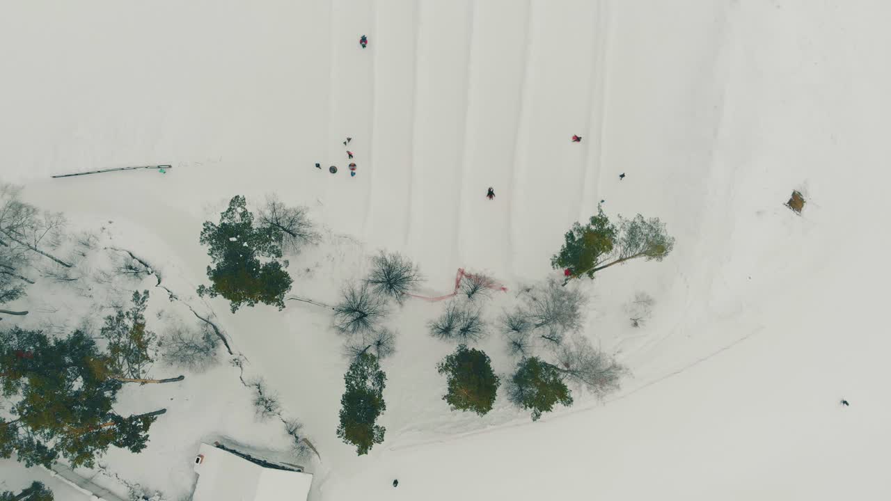 초보 스키어를 위한 산책로가 있는 겨울 휴양지 조감도