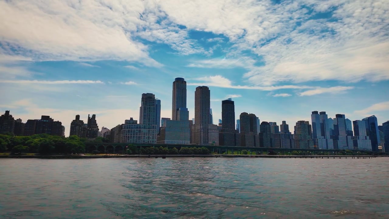 Barco navegando ao longo do Upper West Side de Manhattan, apresentando o Trump International Hotel and Tower, Riverside Center e o horizonte da Billionaires' Row em um dia ensolarado.