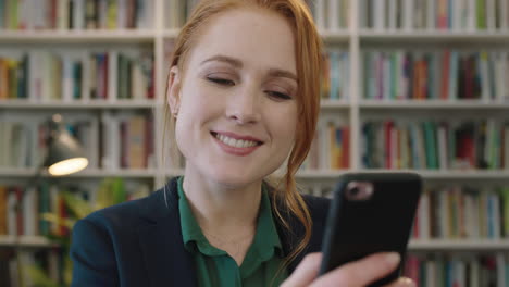 Retrato-De-Una-Hermosa-Joven-Mujer-De-Negocios-Pelirroja-Que-Parece-Seria-Navegando-Leyendo-Mensajes-Usando-Un-Teléfono-Inteligente-Mujer-Feliz-Disfrutando-De-La-Tecnología-Móvil