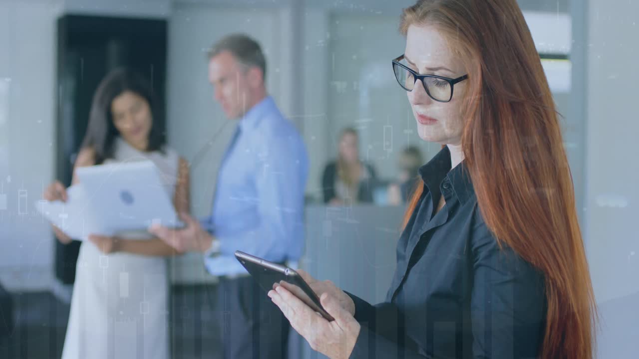 animación del procesamiento de datos sobre diversas personas de negocios en la oficina