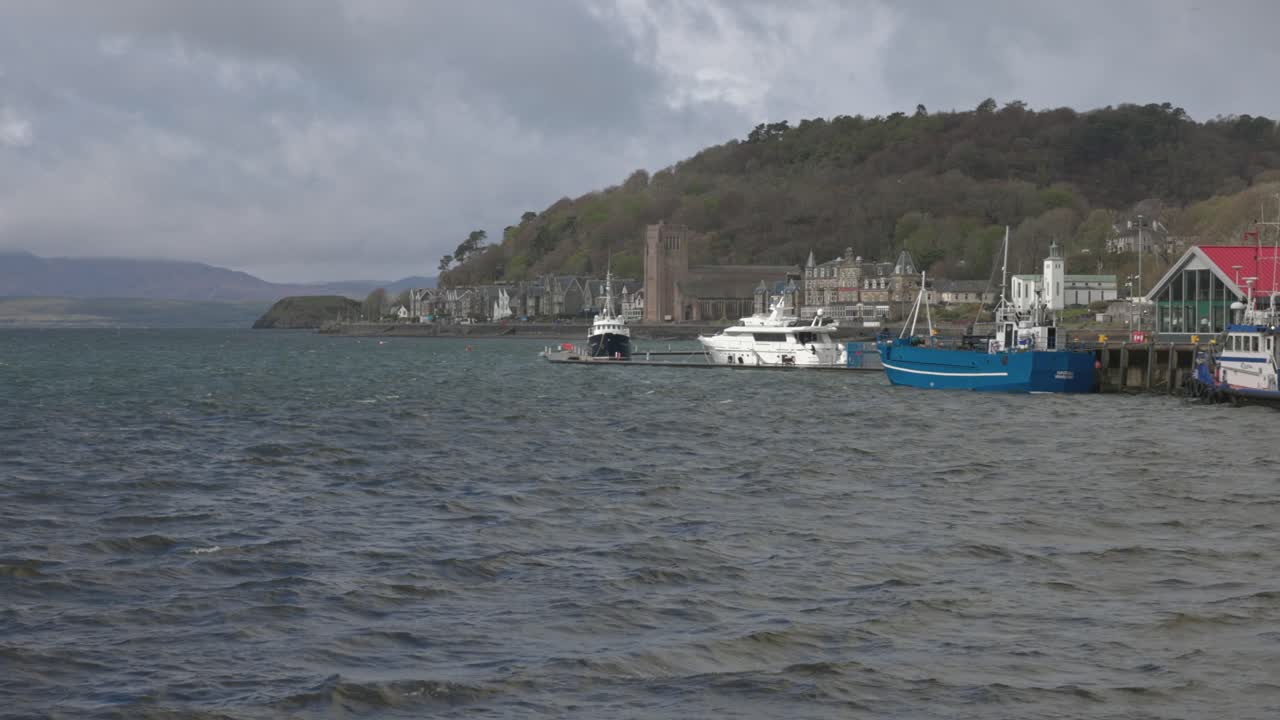 fotografía de mano de pequeños transbordadores esperando para recoger pasajeros del puerto de oban