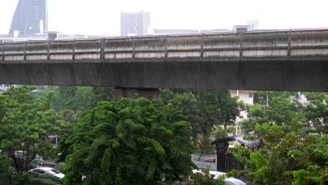 Regen-Fällt-In-Der-Von-Bäumen-Gesäumten-Bangkoker-Straße-Und-Der-MRT-Überführung-Des-BTS-Skytrain-Bangkok