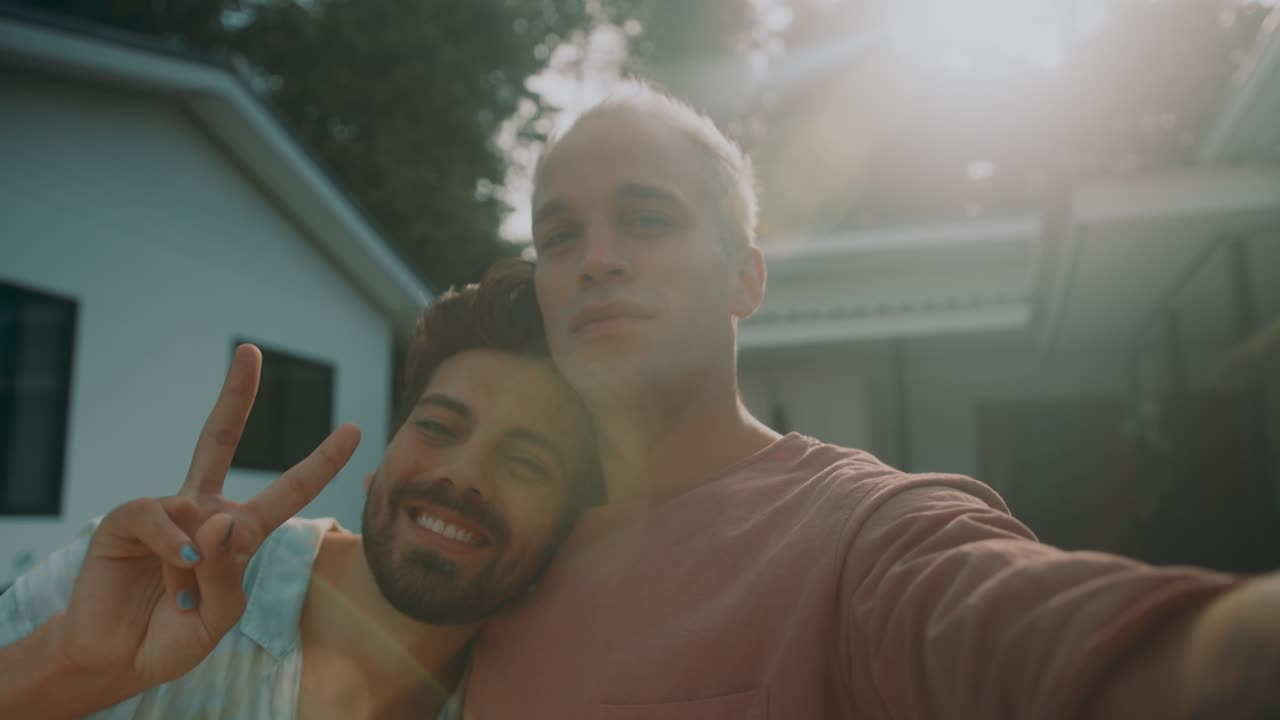pareja feliz tomando selfies al aire libre