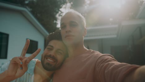 pareja feliz tomando selfies al aire libre