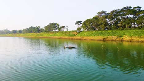 pescador pescando en un barco en el río surma, bangladesh - toma aérea de un dron