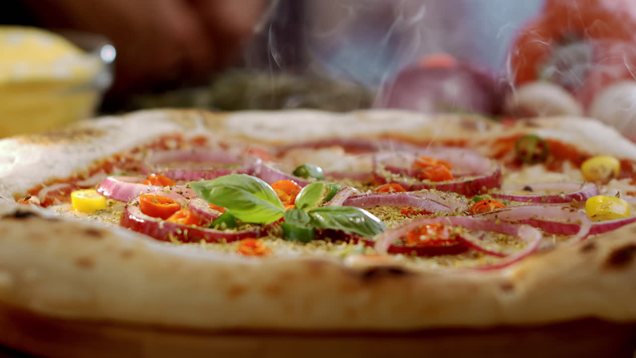 Pizza con basilico e cipolla rossa