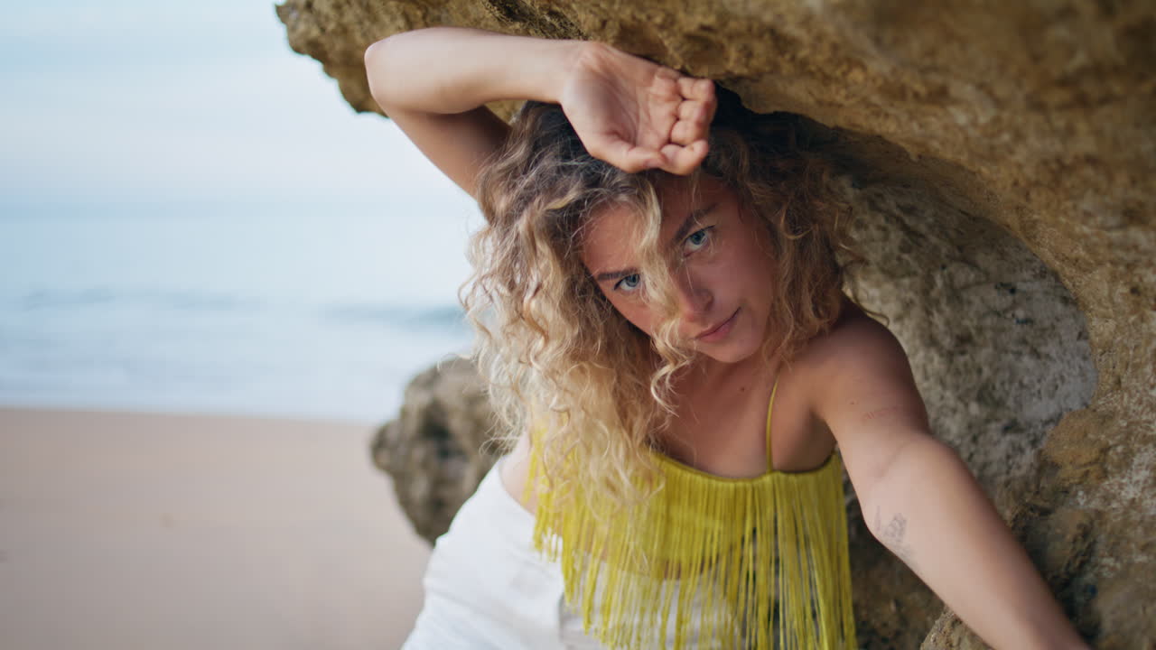 매혹적인 여자가 바위 바위 에서 바가에서 춤을 춘다. 여자 댄서가 움직인다.