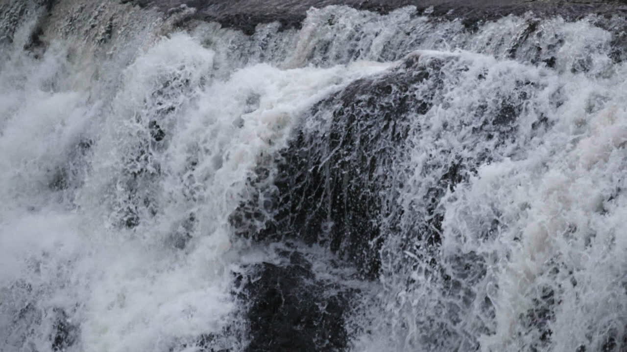 Slowmotion of water running down