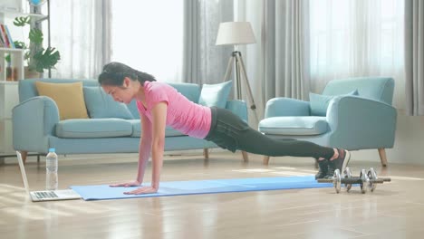mujer haciendo flexiones en casa