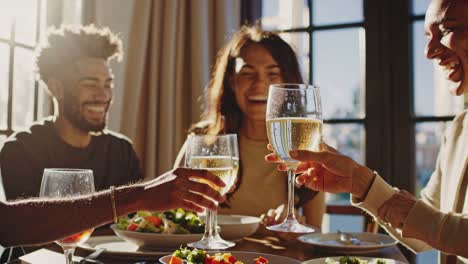 freunde feiern mit champagner