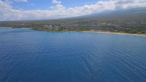 volando hasta el hotel y resort en la playa en la costa de la isla hawaiana de maui - amplia