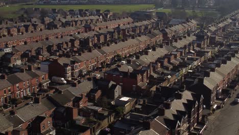 Vista-Aérea-Revela-Hileras-De-Históricas-Casas-Adosadas-En-Dentons-Green,-Barrio-De-St-Helens