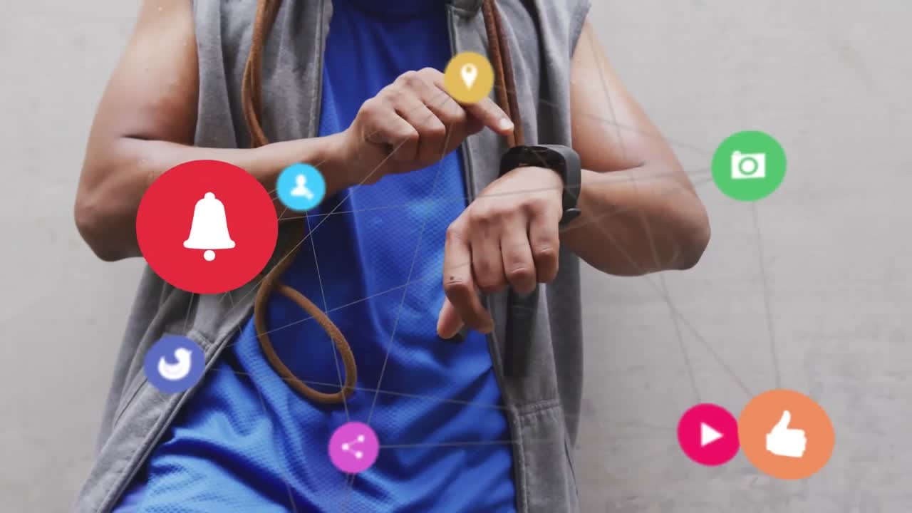 Animazione di una rete di icone multimediali su un atleta maschio che si allena usando uno smartwatch