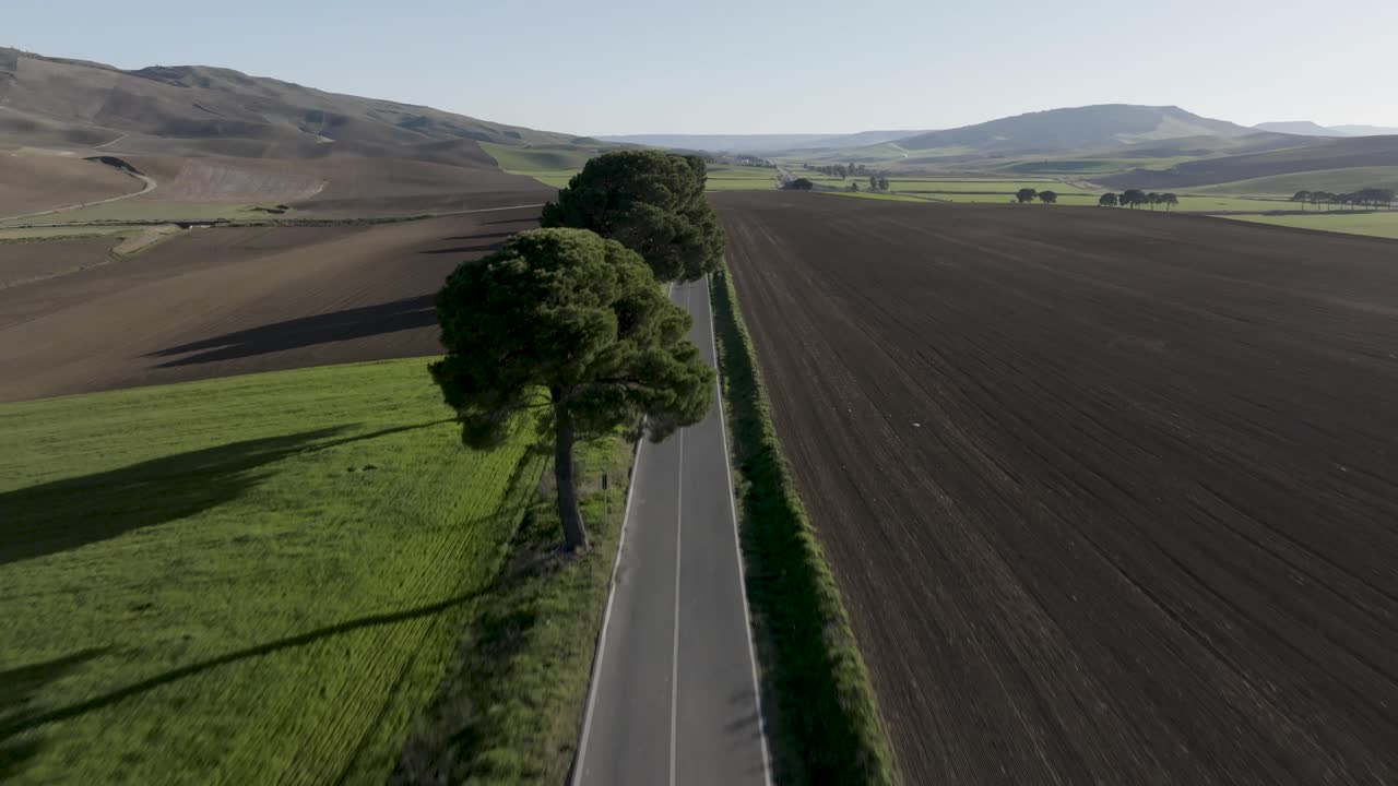 Strada e campagna italiana, ripresa aerea dal basso verso l'alto