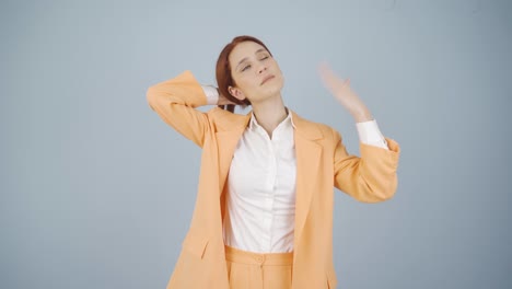 mujer de negocios abrumada por la temperatura del aire.