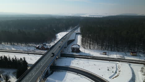 Kommunikationsknotenpunkt-Am-Wald,-Drohnenlandschaftsaufnahme,-Straßenverkehr-In-Der-Nähe-Der-Natur