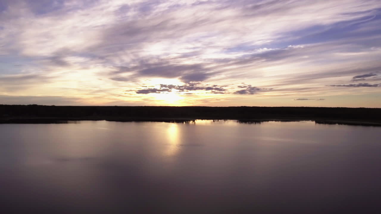 aéreo sobre un hermoso lago al atardecer