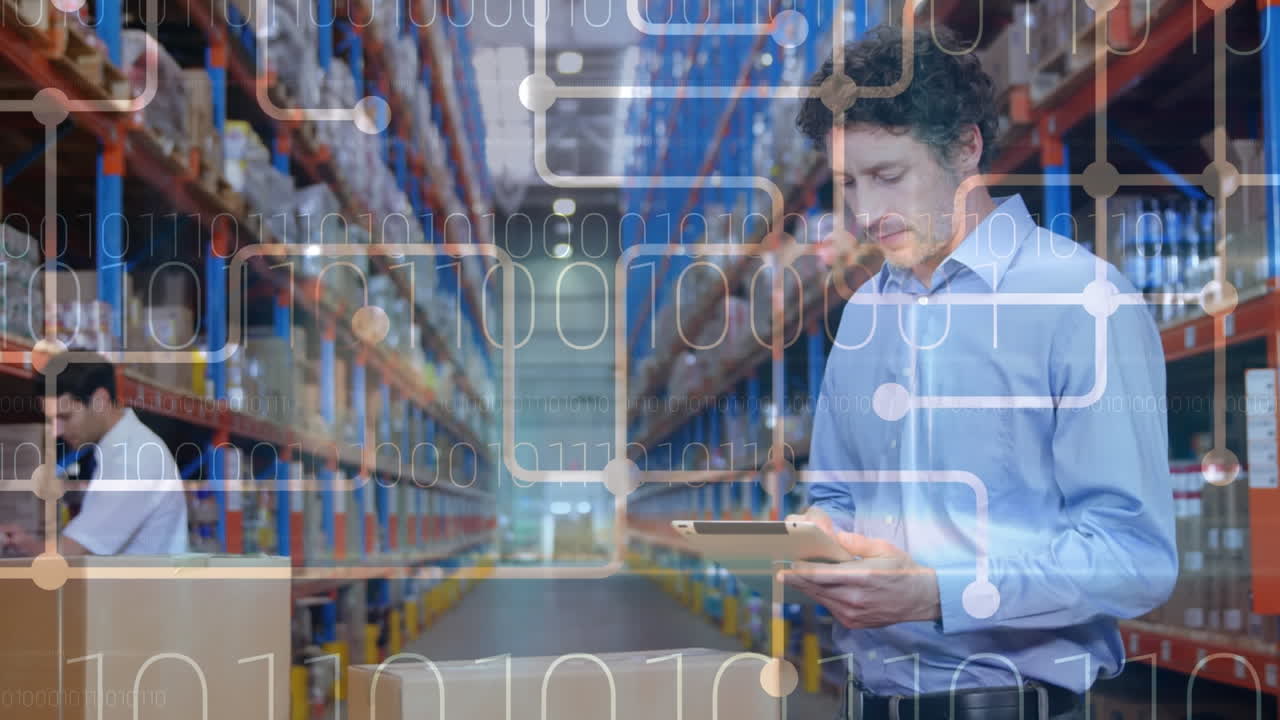 animación de codificación binaria sobre trabajadores masculinos del almacén