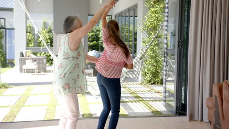 Abuela-Asiática-Con-Pelo-Gris-Está-Bailando-Con-Su-Nieta-Birracial