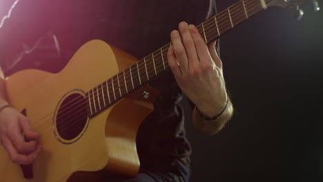 Primer-Plano-De-Un-Hombre-Tocando-Una-Guitarra-Acústica-Filmado-En-R3d