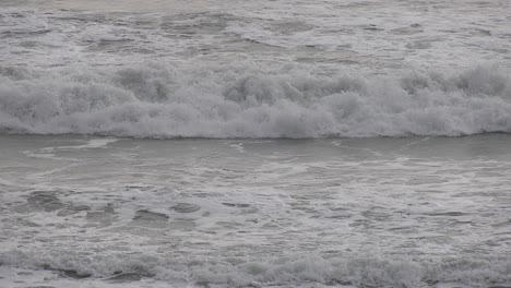 An-Einem-Stürmischen-Tag-Schlagen-Wellen-Gegen-Den-Strand