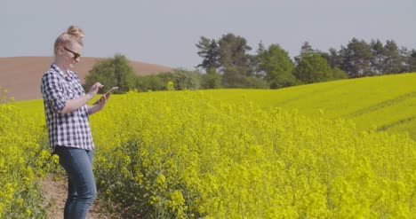 agricultora usando tableta digital en agricultura