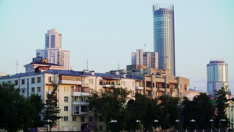 paisaje urbano con rascacielos y edificios antiguos al amanecer