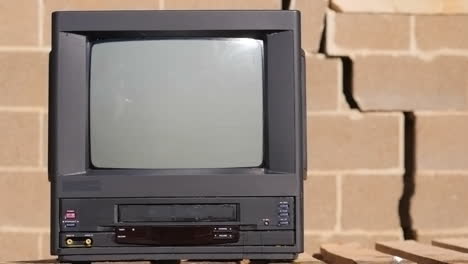 tiraron agua sobre tv vieja