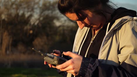cerca de las manos de las niñas que operan el controlador de drones