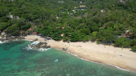 Unglaubliche-Luftaufnahme-über-Sandstrand-Auf-Tropischer-Insel-Mit-Dschungel