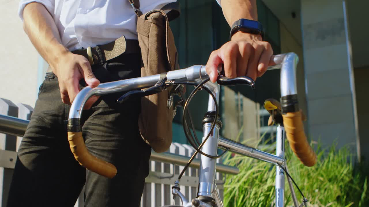 자전거 를 타고 보행길 4k 를  ⁇ 고 있는 사람