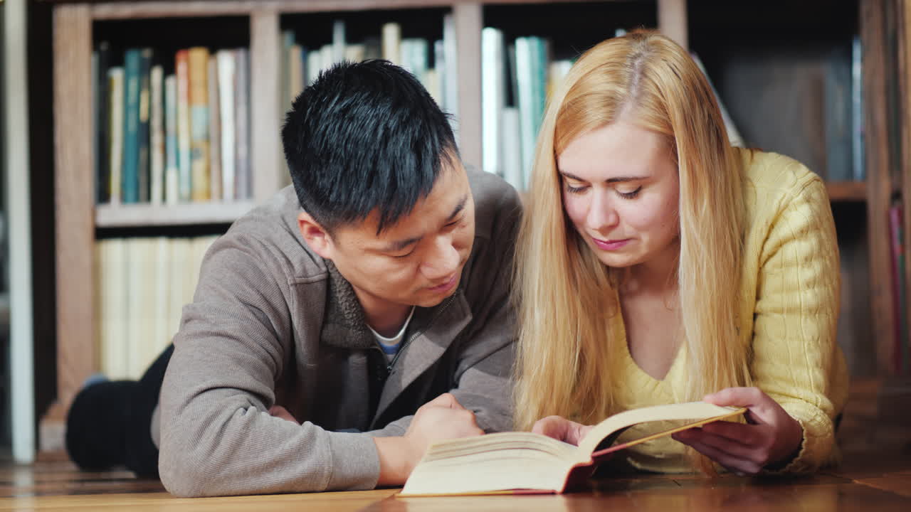 두 학생은 도서관에서 책을 읽고 01