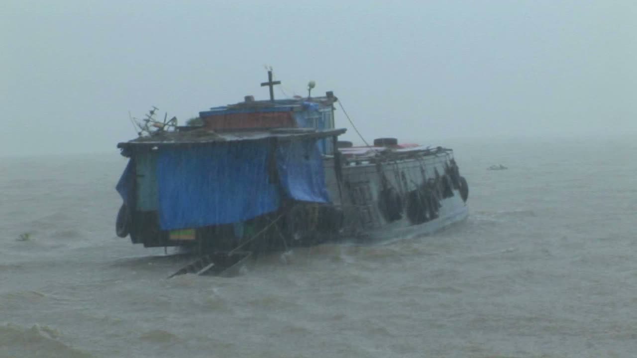 낡은 배가 큰 폭풍 속으로 향하다