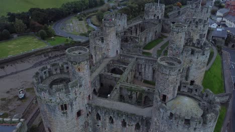 Conwy-Castillo-Medieval-Ciudad-Amurallada-Del-Mercado-Sigue-Siendo-El-Esqueleto-Vista-Aérea-De-Birdseye