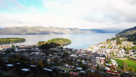 revelación hacia adelante del lago wakatipu y el pico cecil, queenstown, nueva zelanda