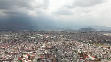 nubes oscuras sobre la ciudad y casi lluvia
